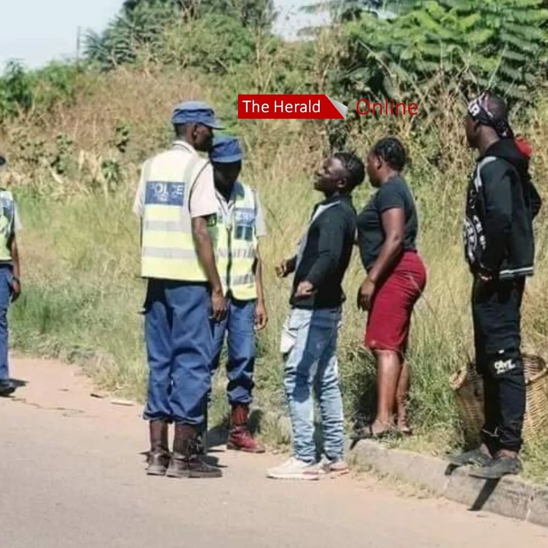 Woman confronts kombi conductor over her busfare change near Machipisa, Highfield. Creds to @HMetro_ @HeraldZimbabwe