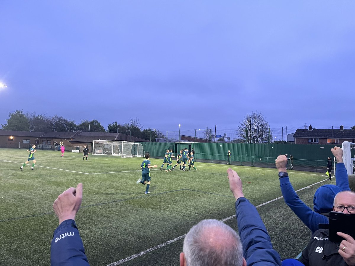 THAT’S FULL TIME!

The Swans win the U18 Youth Shield after beating Hallen U18 4-2 🏆

Goals on the night from Jake Portch, Kieran Bennett (2), and Arian Askari ⚽️

A superb performance 🤩

#UpTheSwans🦢