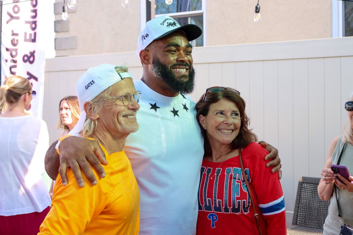 Flyers Alumni, VIP bartenders, guests, and @SportsRadioWIP gathered together for a beautiful evening on the rooftop of the @GAP_Wayne last night for our annual Celebrity Bartending event, successfully raising over $35,000 to directly benefit Snider student-athletes.