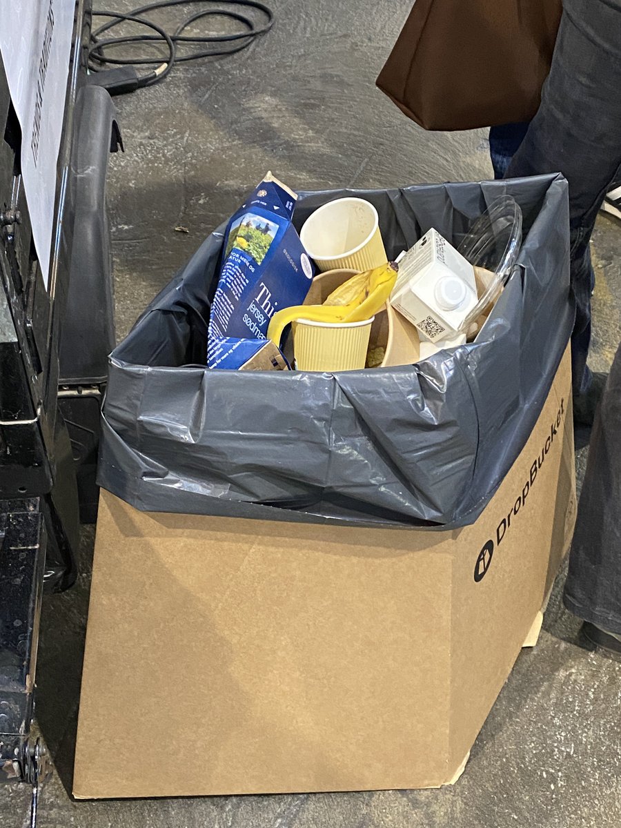 missmunter's tweet image. Har tilbragt dagen på messe med bæredygtighed på skemaet. 

Men affaldssortering? #notsomuch