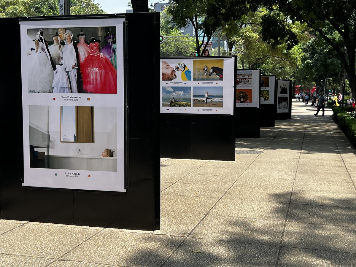 📸 En el marco del #MesDeEuropa, inauguramos en el Paseo de la Reforma de la #CDMX la exposición fotográfica “América y Europa: un cruce de miradas” del fotógrafo Daniel Mordzinski, que busca resaltar los múltiples lazos entre ambos continentes. ¡Visítala hasta el 9 de junio!