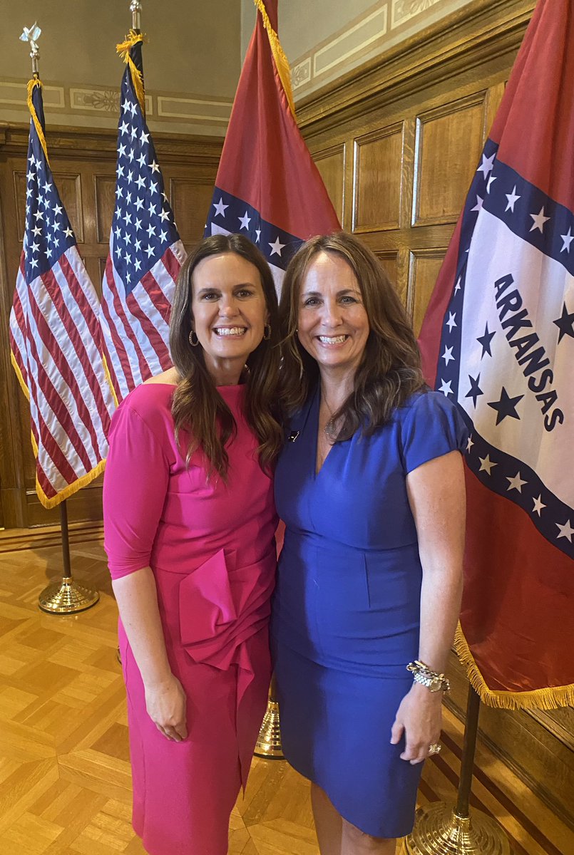 Proud to see @SarahHuckabee sign an EO solidifying and clarifying our Fairness in Women’s Sports Act 461 we passed in 2021. Best bill I’ve ever written! Thank you @Riley_Gaines_ for coming to Arkansas and helping to lead this fight against President Biden’s attack on women.