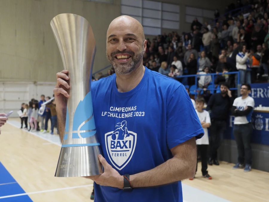 🙌Mañana Lino López @LinoLopezcoach en Campo Atrás 🙌 El coach de @UniFerrol pasará mañana viernes día 03 de Mayo a las 19:00 por los micrófonos de Campo Atrás. 📻99.7 FM y la web de @radiorubicat ⏰19:00h en rigoroso directo 🔴 Nos espera mucho básquet femenino en Campo