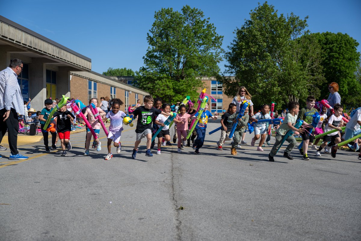 🏇 AND THEY'RE OFF | @LuhrLions put its @KentuckyDerby spirit on full display today with a morning of fun! Students participated in steamboat races, stick horse races, and more! #WeAreJCPS @KyDerbyFestival