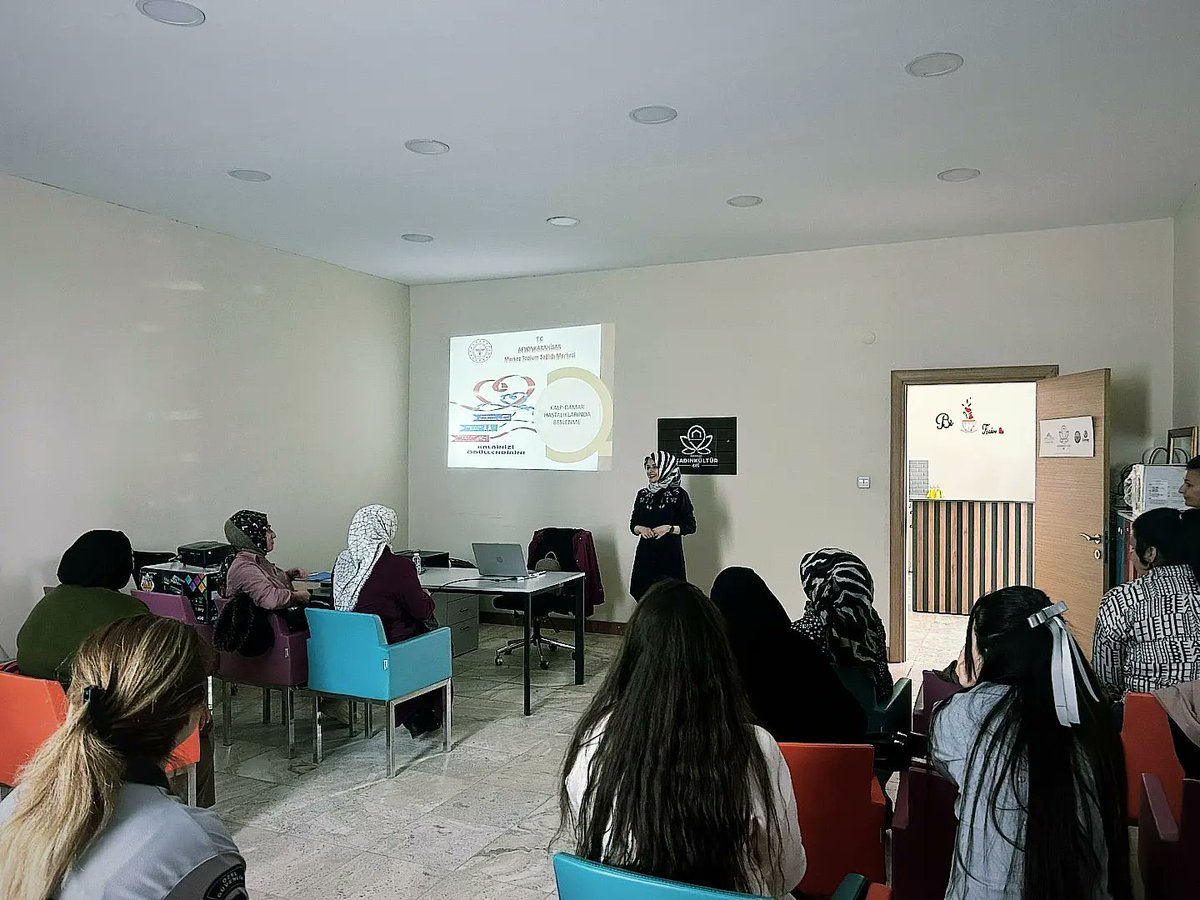 Kadın Kültür Evimizde bugün Diyetisyen Fatma Çoban ile "Kalp Damar Hastalıklarında Beslenme" hakkında konuştuk. <a href="/osmanerenbilici/">Osman Eren Bilici</a> <a href="/serkankoyuncu03/">Serkan Koyuncu🇹🇷</a> <a href="/afyonkulturevi/">Afyonkarahisar Kadın Kültür Evleri</a>