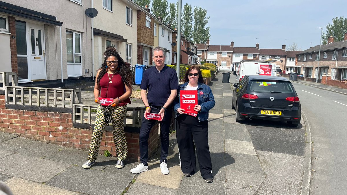 Out on the doorstep across Knowsley today getting the vote out for @UKLabour. Thanks very much @MetroMayorSteve & @emilyspurrell for coming out with us today.