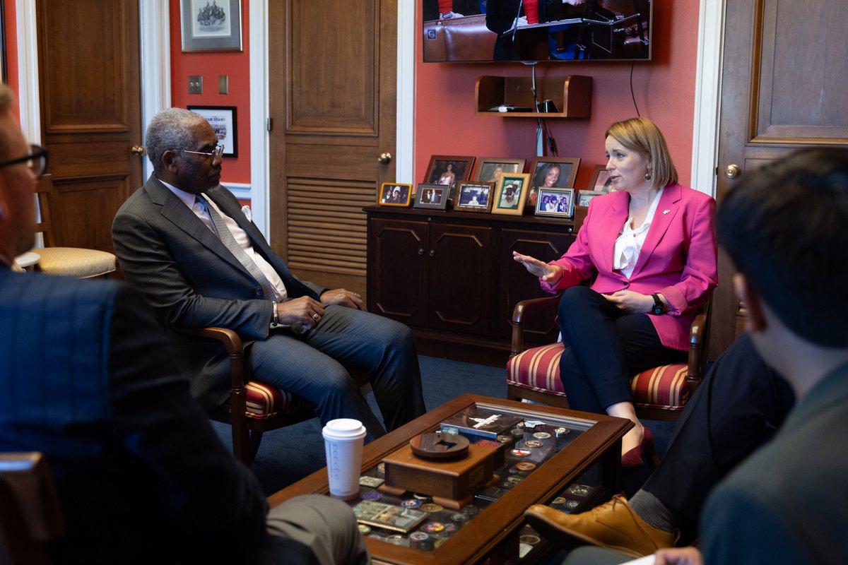 I was happy to meet @RepGregoryMeeks, Ranking Member of the House Foreign Affairs Committee and friend to the EU. We discussed the importance of the 🇪🇺🇺🇸 relationship: As each other’s number one partners, EU and US security and economic prosperity are connected at all levels.