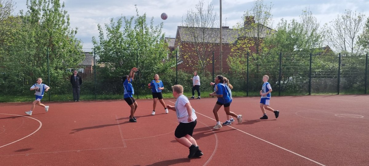 Perfect evening for a few games of netball! Some fantastic performances were showcased today. Well done to all the children involved. A special thanks to @ElaineG10316712 for her superb expertise in officiating. Was greatly appreciated. @SportMattersDG @YourSchoolGames 🏐🏐