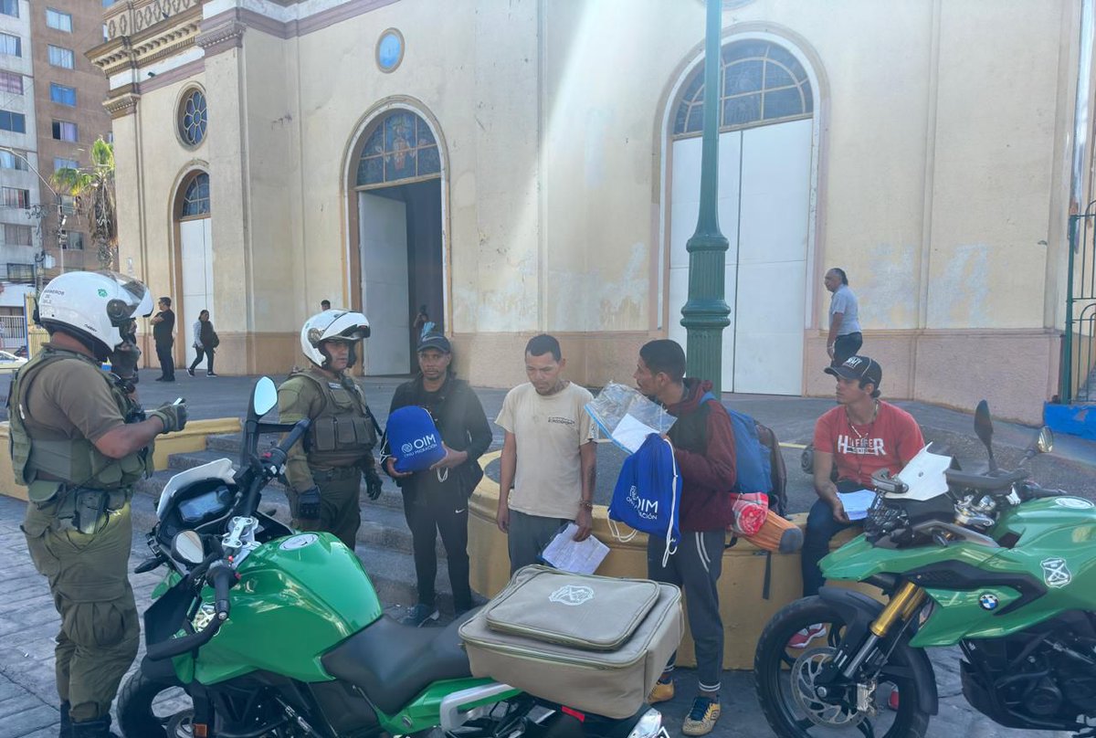 #iquique 
Recién llegaron a Chile con sus mochilas azules. Fueron fiscalizados por carabineros frente a la Catedral