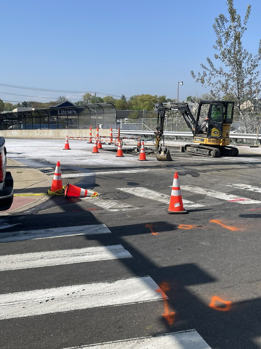 As crews continue their work on I95 and the overpass, NPD is working with  @ctdot_official and @ct_state_police to reroute traffic along the affected area of I95.  We remind everyone to take public transportation if feasible and to avoid the affected areas around Norwalk. 
(1/2)