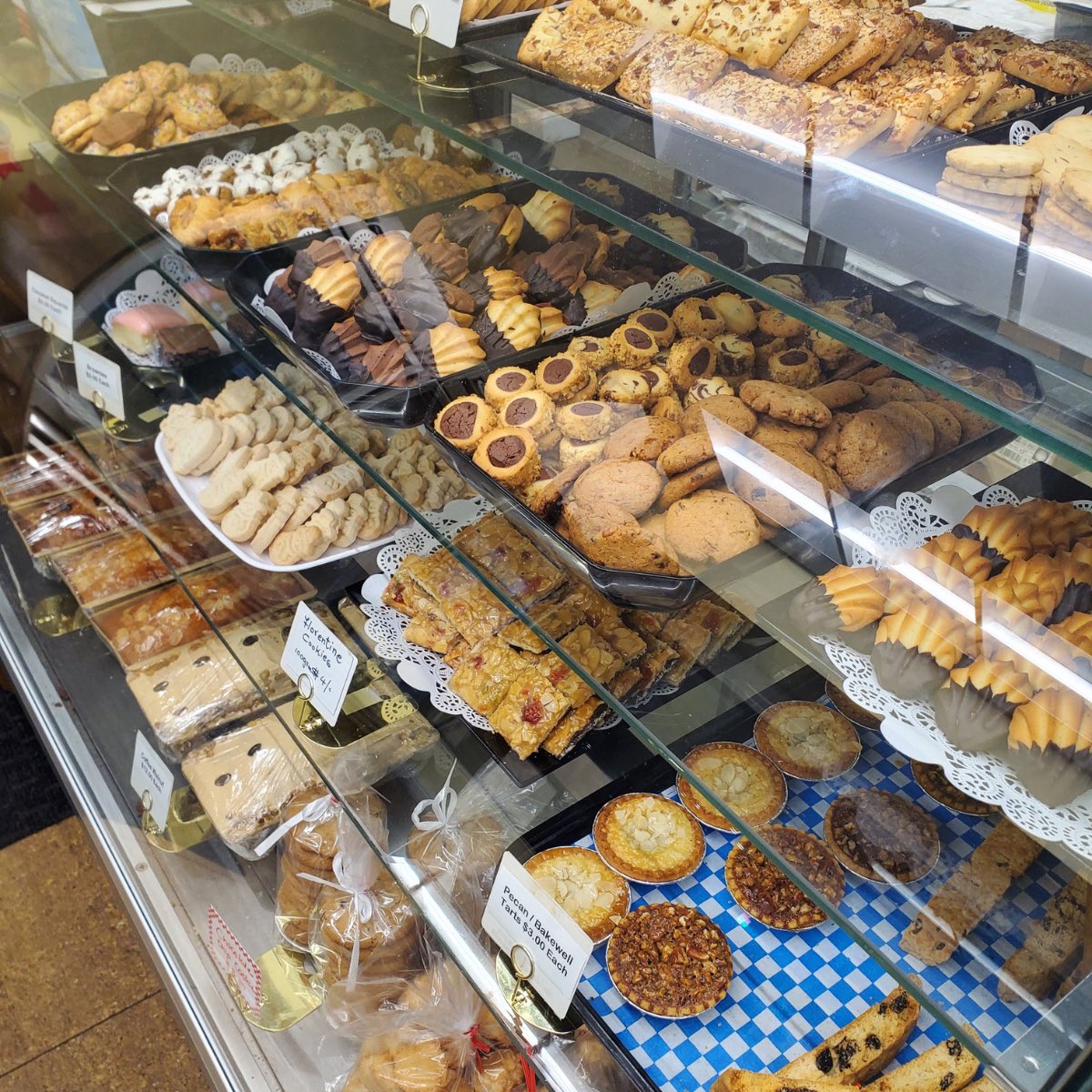 I couldn’t think of a better place to grab a sweet treat than at Armeens Cake & Bake Shop located in Mississauga,ON! Plus you earn points and save when you shop with Pointsgram #shoplocal