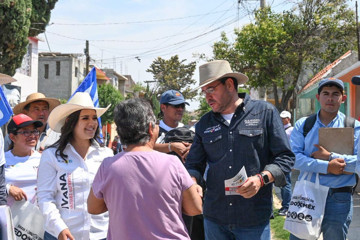 Hoy recorrí con Ivana Vázquez, candidata a la presidencia municipal, las calles de #Tepetlaxtoc para platicar con nuestras vecinas y vecinos. ¡Gracias por su tiempo!

#SinTantoRollo 
#ElPotrillo
#FuerzaYCorazónPorElEdoméx 💙❤️💛