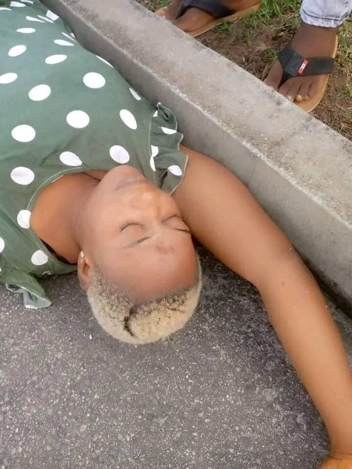 This young girl was found d£ad this morning, after Mpape junction around Abuja top bridge that connect Berger and AYA. They couldn't find any useful information about her or any I.D to get through to her family and relatives. Any one with useful information about her or her