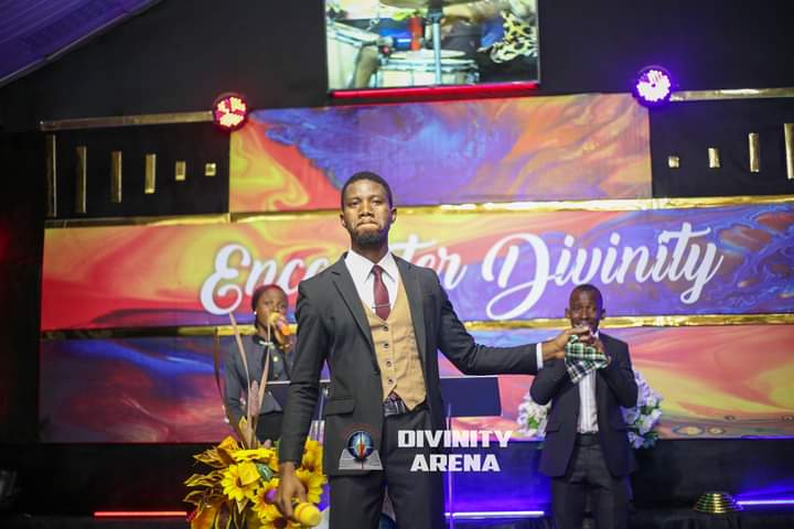 stephen_rich1's tweet photo. THANK GOD IT'S THURSDAY🫂🫂

My name is StephenRich 💞,jack of many trades,master of them all💪

Thank you Jesus 🙌 for the privilege and grace to serve in this capacity tonight again 🙇🙌

#StephenRich
#MC_Prophetic
#Son_of_man
#DivinityArena https://t.co/En0pDUUhaa