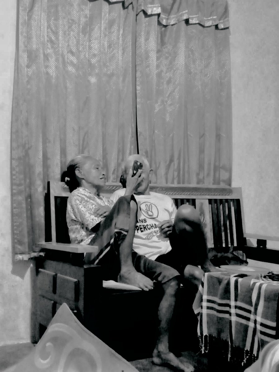 Septiani01_'s tweet photo. Si Mbah yg paling dak mau liat anak-anak, cucu-cucunya, bahkan cicitnya susah 🥀 tenang sudah disana Mbah. Kami semua sudah ikhlas :) https://t.co/8wJXKbaKsN