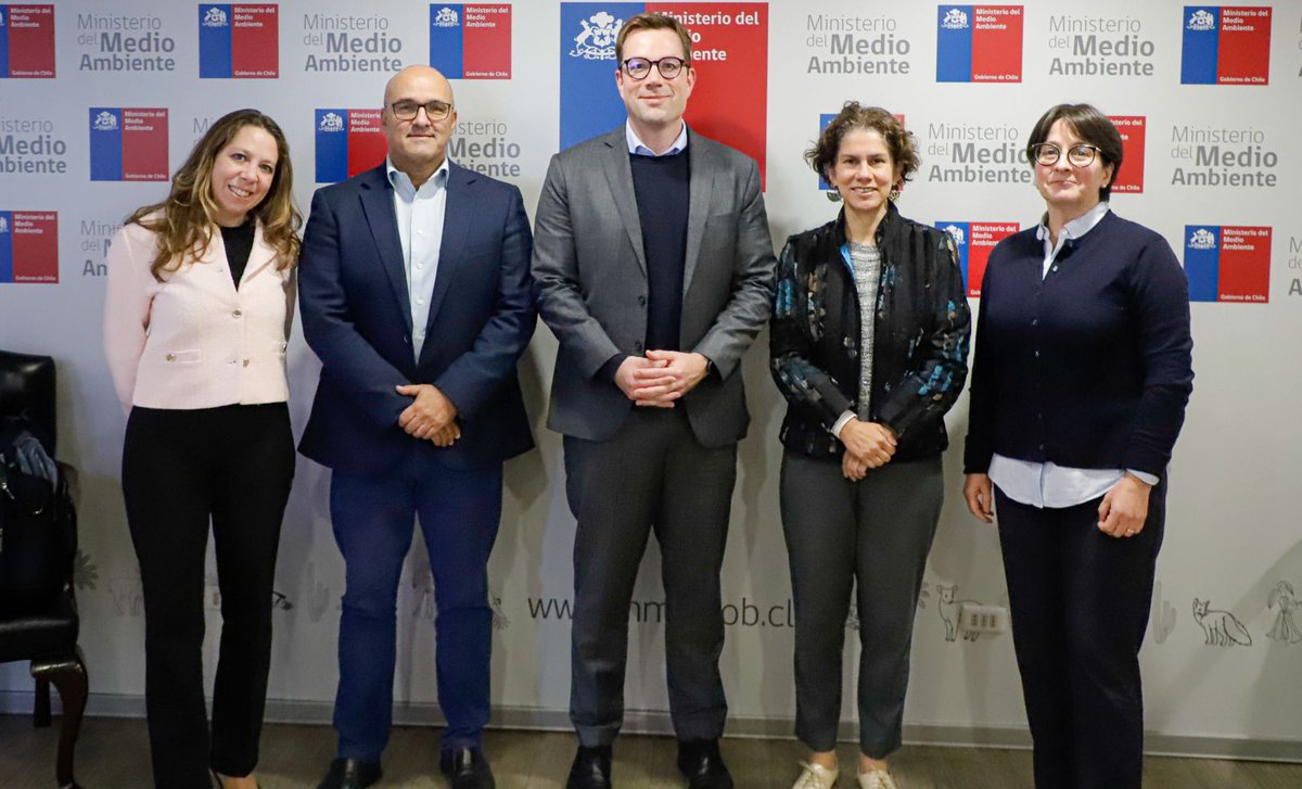 Ministra @Maisa_Rojas se reunió con la delegación de @ONUDI_conosur agencia de las Naciones Unidas que actúa en🇨🇱 como implementadora del #ProtocoloDeMontreal y que viajó para conocer los avances de proyectos ejecutados por el gobierno para mitigar el #CambioClimático🌎