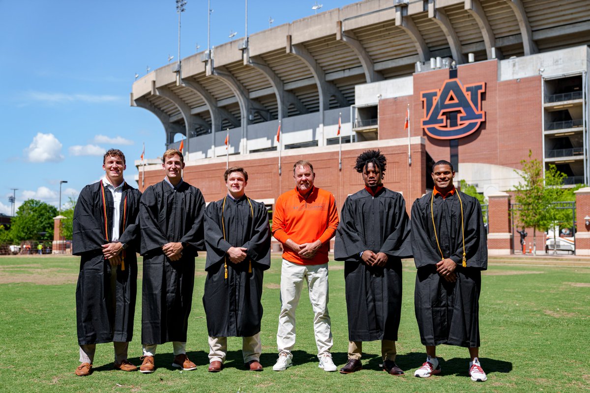 Congratulations to our graduates! 🎓👏