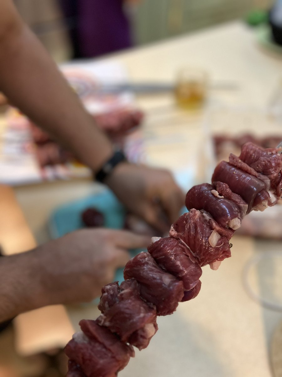 FarhadiHadi's tweet image. کباب چنجه فیله گوسفندی دنبه‌پیچ کاملا آبدار. فقط جای دوستان عاشق گوشت بسیار خالی چون طعم و بوی گوشت رو دوست نداشته باشی از نزدیک این کباب نمی‌تونی رد شی. 
مرینیت: «فقط» پیاز، فلفل سیاه ۲۴ ساعت و نمک هنگام پخت. 
#drinktime 
#کوک_هادی