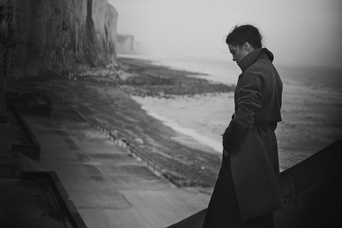 <<Un albero per appoggiarvi la schiena. Stare là, senza pensieri, senza possessi. Restare fino a che è dato, senza orologio e senza calendario. Chi ha deciso questa inquietudine? Elio Pecora #photo Peter Lindbergh