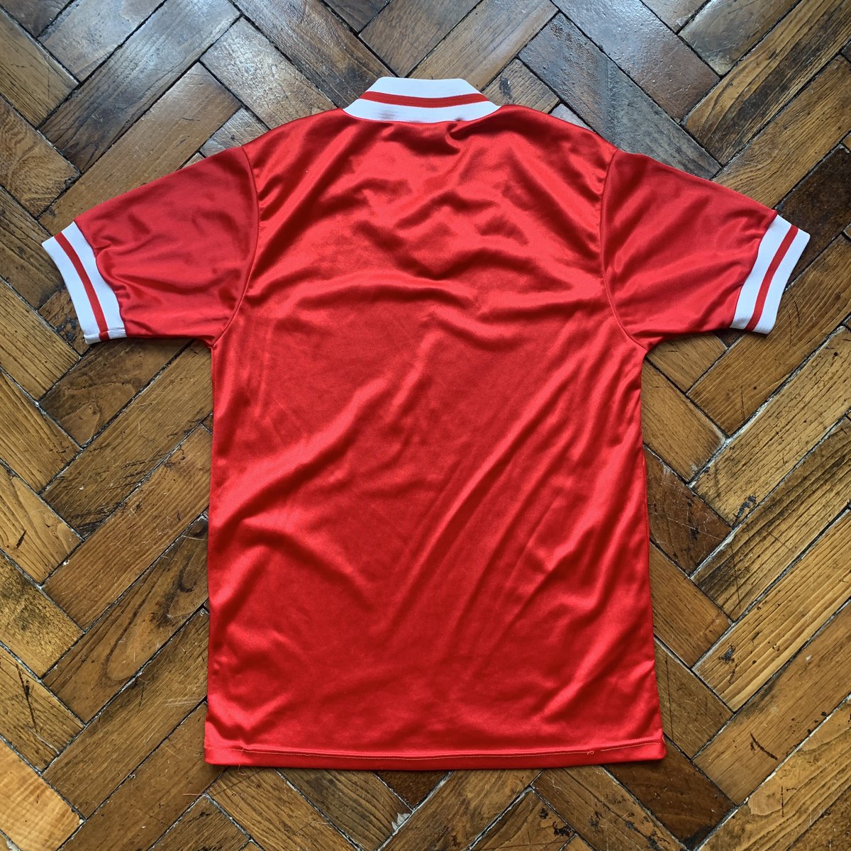 That new #LFC shirt is causing some debate… No point messing about whenever you can buy the inspiration for it! 👀 ⬇️ 8️⃣2️⃣/8️⃣5️⃣ #liverpool [HOME] (S) 🔴⚪️ #VintageKitCo vintagekitco.com/shop-vintage/8…