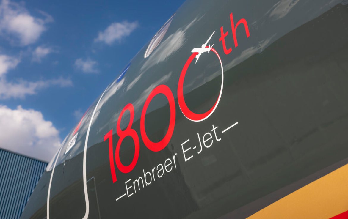 Embraer franchit une nouvelle étape avec la livraison du 1️⃣8️⃣0️⃣0️⃣e avion de la famille E-Jet. Le nouvel appareil été remis à la société de leasing Azora et sera opéré par #RoyalJordanian. #Embraer #EJets #Azora