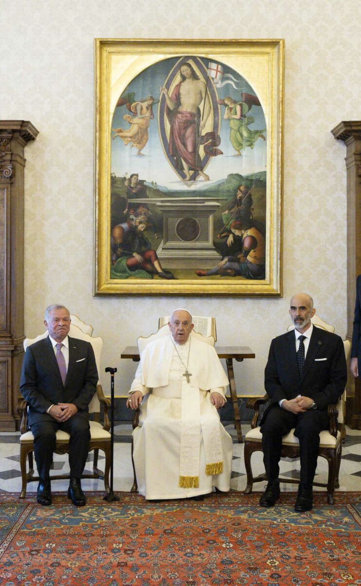 Oggi Re Abdullah II di Giordania in visita al Vaticano. Abdallah è stato ricevuto in udienza da Papa Francesco nel suo ufficio. Il sovrano hashemita e il sovrano pontefice hanno parlato in particolare del ruolo cruciale della Giordania nella tutela dei luoghi santi di Gerusalemme