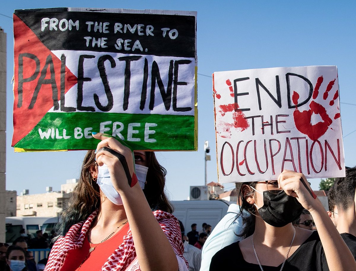I've thought a lot about how we professors should be relating to our students who are protesting against Israel. Here is a piece about my thoughts on this: bit.ly/3wkP2ys Preface: This is being posted just after the standoff between the protesters and the police. I do…