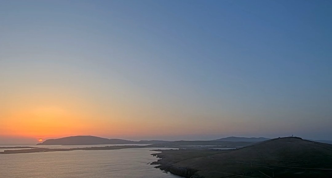 Just sat and watched a wicked sunset on the Shetland webcams, Impeccable conditions for up there I'll keep dreaming of seeing something like that here, seems a long way away yet for this year. The hazy sun too🤤🤤🥹🥹😫😫 Photo from Shetland Webcams.