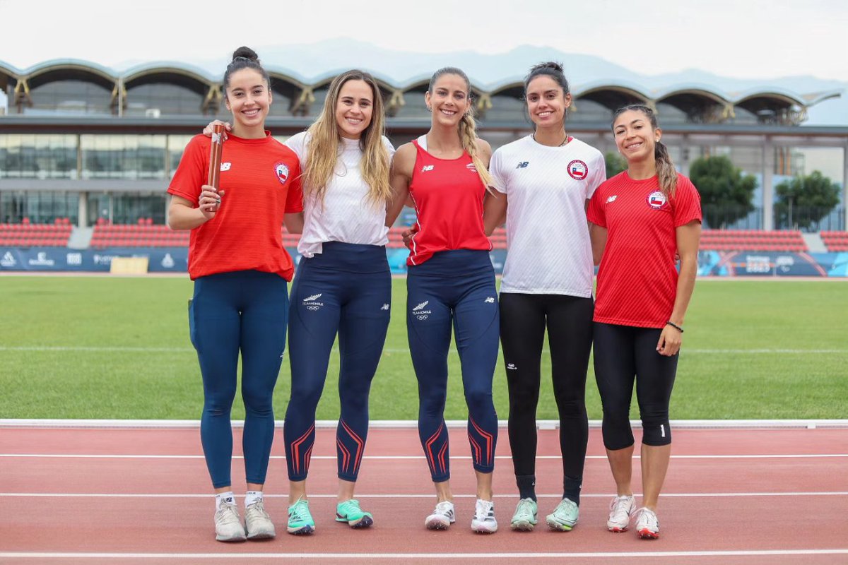 La gran ilusión de Las Pumas 🙌🇨🇱 Anaís Hernández, María Ignacia Montt, Isidora Jiménez, Belén Ituarte y Viviana Olivares competirán este fin de semana en el Mundial Bahamas 🇧🇸, con la posibilidad de clasificar al Relevo 4x100 a @Paris2024 🇫🇷 ¡Vamos con todo! #ChileCompite