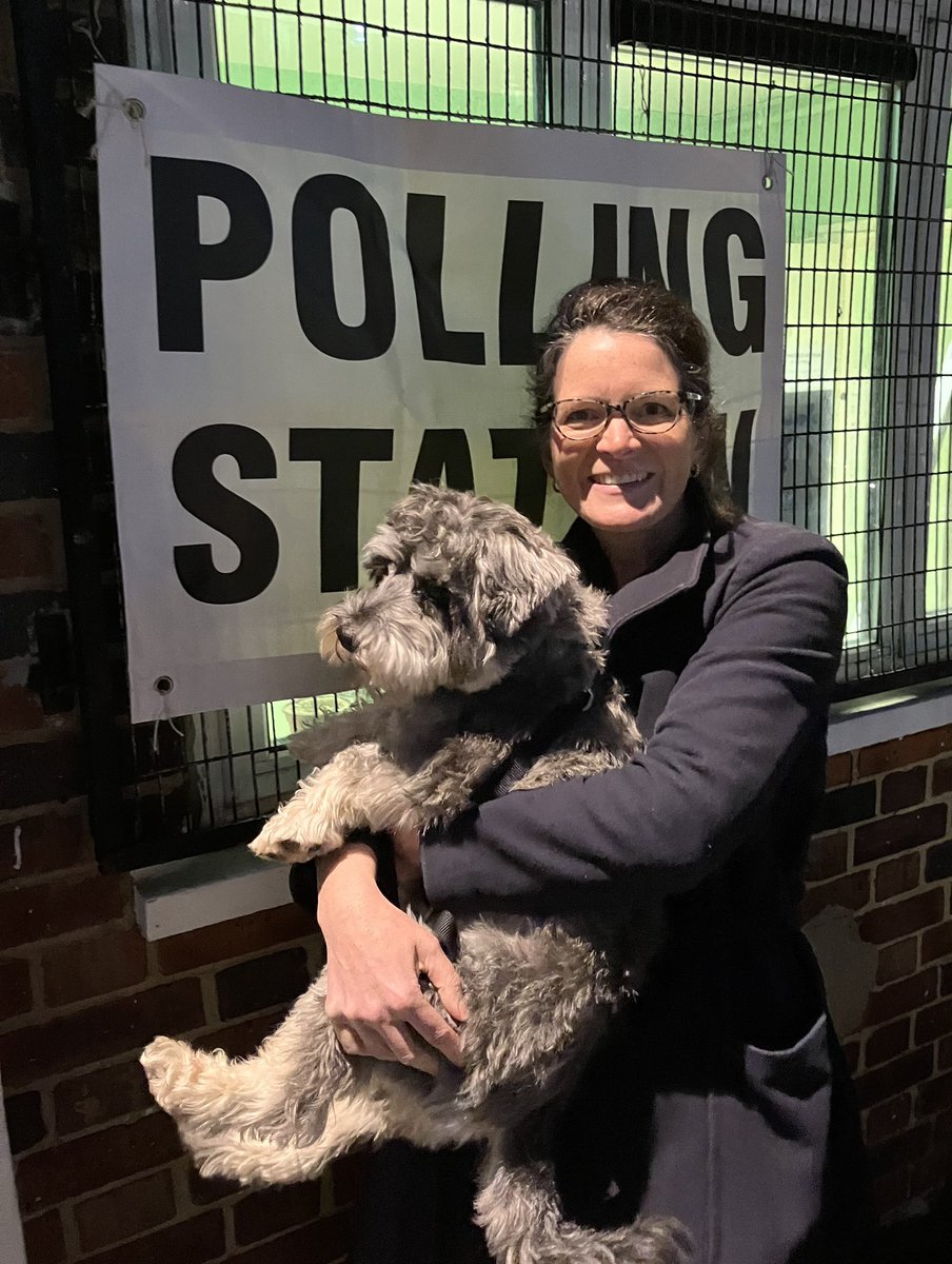 There’s still time to vote! 🗳️ #DogsAtPollingStations @VotingDogs