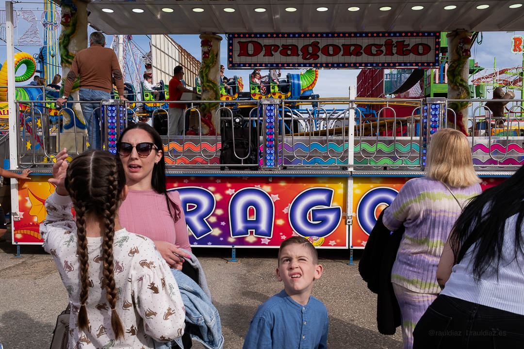 La otra perspectiva que no cambia al fotografiar la #feria de #doshermanas es la que tenía desde pequeño, aunque cambien los personajes y las atracciones, el resto no cambia, una mirada asombrada y  borracha de estímulos, de novedades en la que me reconozco. #streetphotography