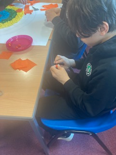 FORR_ESB's tweet image. We are creating a rainbow for our Zen Zone board. We are working together as a team. Everyone had a part to play which just naturally occurred! Great teamwork and they have set their standards high! @forresterhs #teamwork #inclusion #expectations