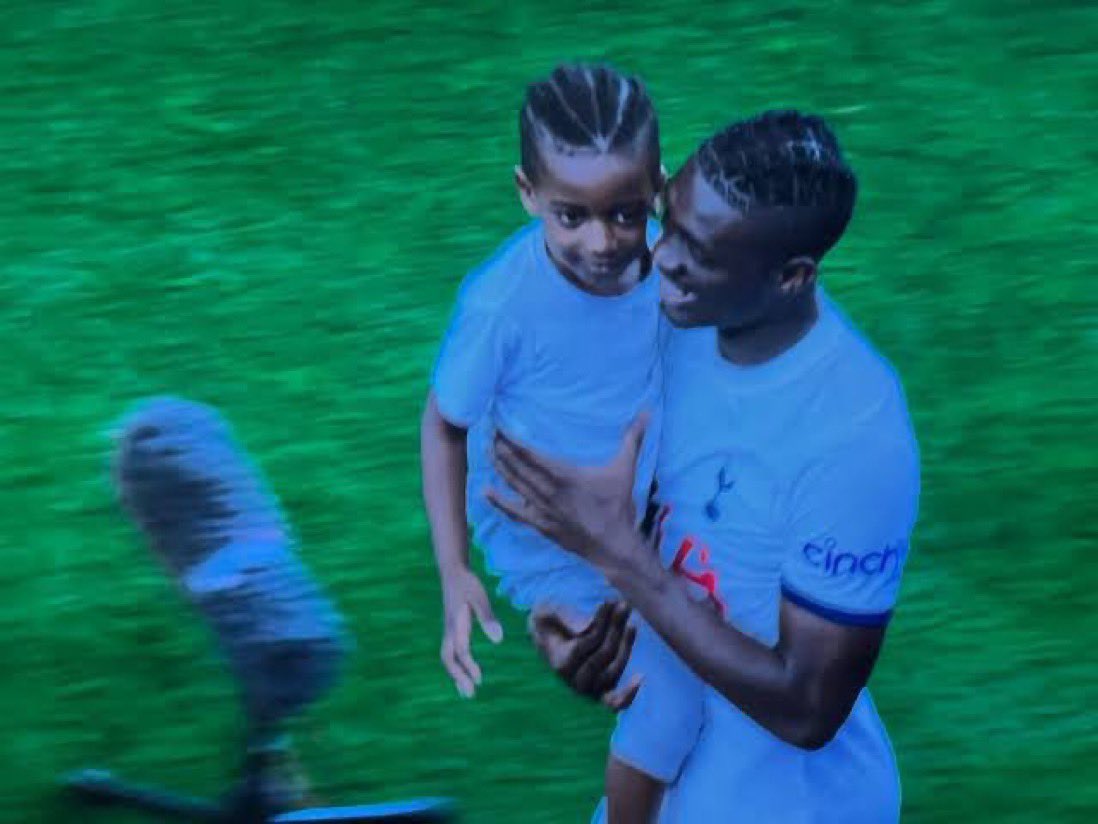 Just clocked Bissouma did a lap of honour with his kids after GW3 😭😭😭