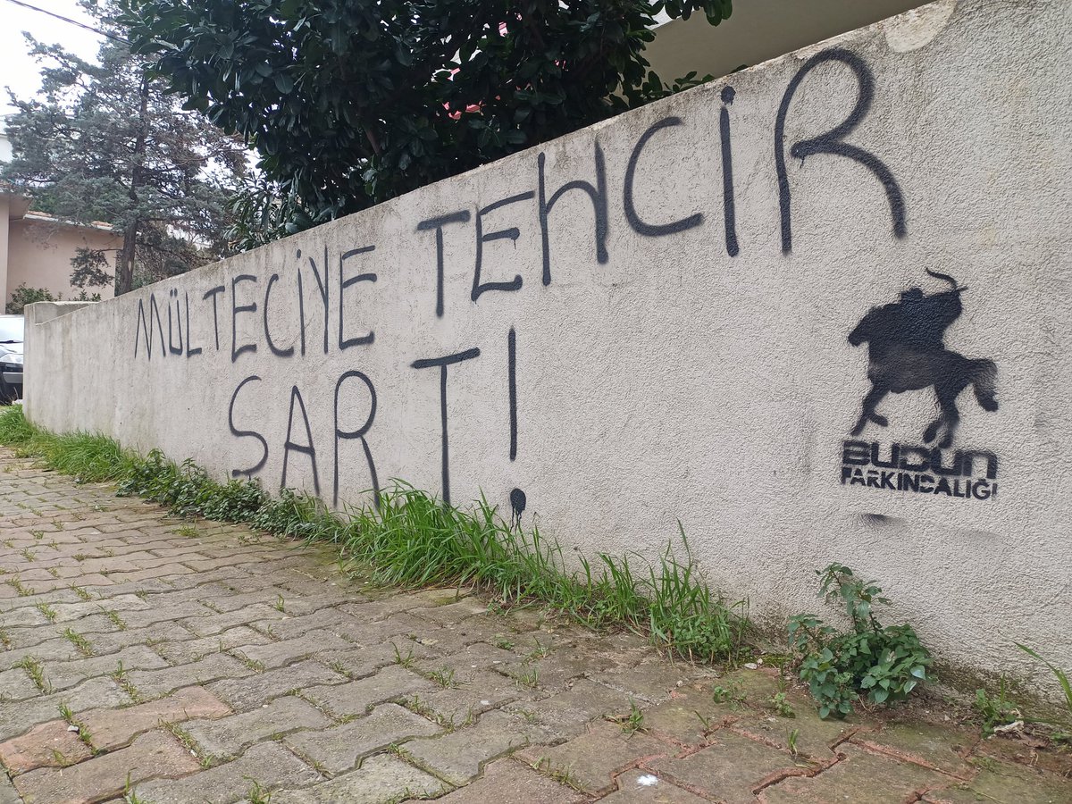 Kalabalık ve yetişkin Suriyeli bir grup ellerinde pala ve kırbaç niteliği taşıyan lastiklerle basketbol sahasını işgal etmiş, ardından gözaltına alınmış. Refugee Agency denen oluşum ise  şakalaştıklarını iddia ediyor.
Bu saçma argüman onları korumak için yetersiz.
Hepsi gidecek.