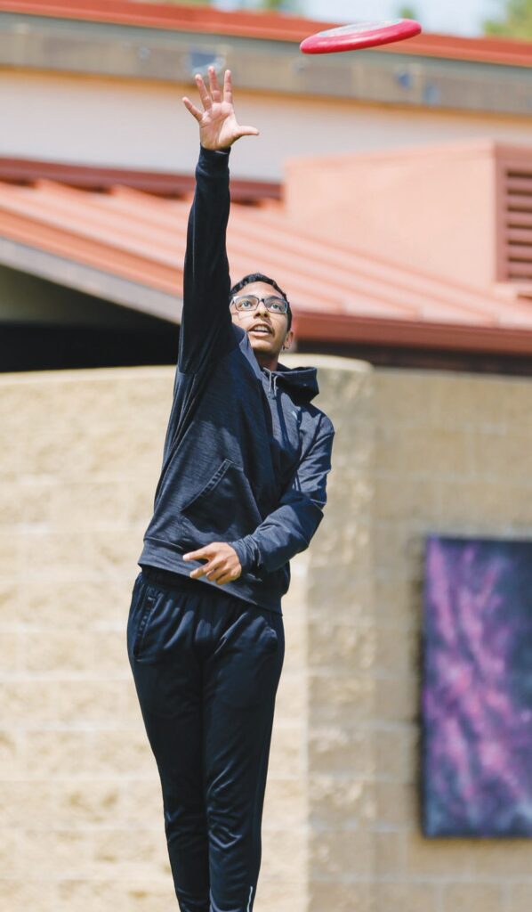 SPIN IT, WING IT From the Kenny Loggins' Danger Zone: Oak Park High Ultimate Frisbee Club takes off. Eitan Zarin, Hemansh Richhariya and Samuel Zubin talk with the Acorn Newspapers about the untraditional sport. 📸 by @Michael_Coons My story: theacorn.com/articles/spin-…