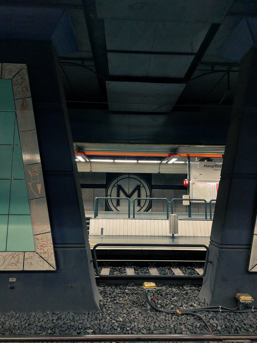 M

#underground #publictransport #mainstation #station #subway #weekend #night #city #urban #bonn #germany #europe