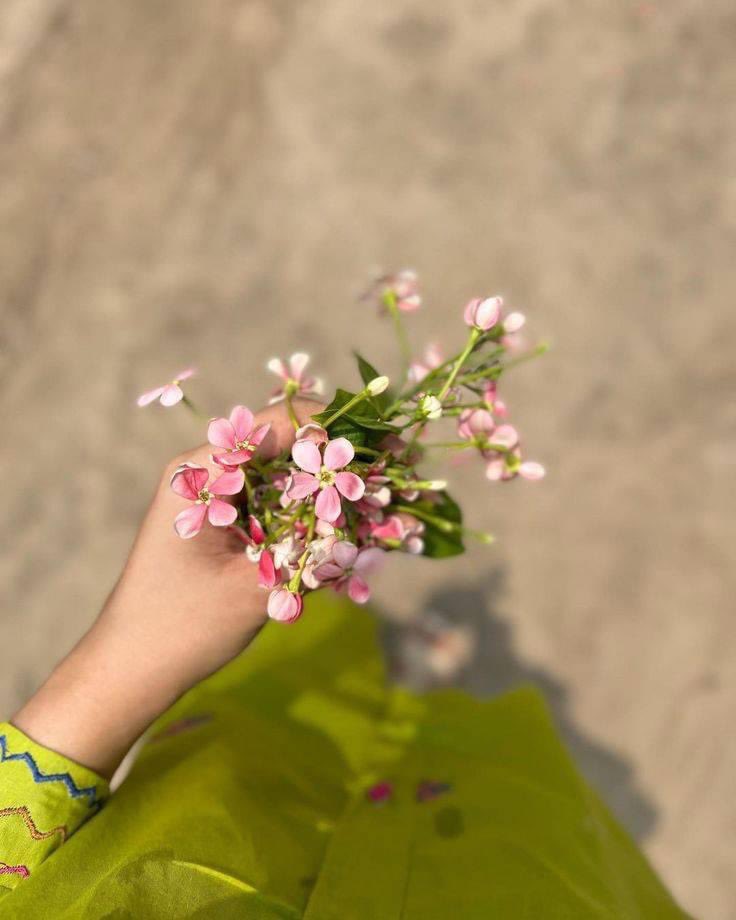 لوگ کہتے ہیں کسی کا انتظار بہت اذیت ناک ہوتا ہے اور کچھ لوگ کہتے ہیں کسی کو بھولنا بہت اذیت ناک ہوتا ہے۔ مگر یقین جانیے سب سے اذیت ناک یہ ہے کہ آپ کو پتہ ہی نہ ہو کہ آپ کو بھولنا ہے یا انتظار کرنا ہے۔ #خوشبو_کاسفر