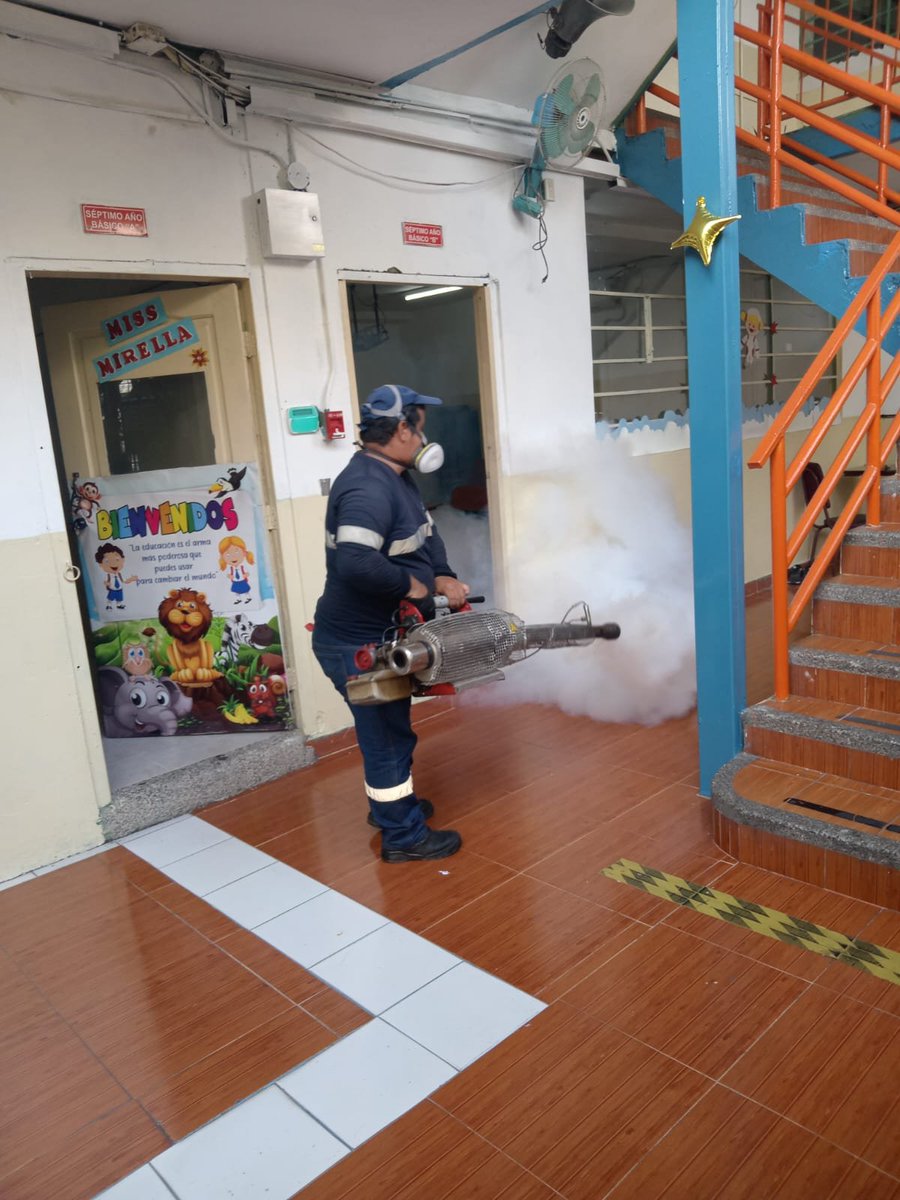 ¡Trabajamos para combatir el dengue! #AlcaldíaResponde en coordinación con el Departamento Vectorial de la Dirección de Salud e Higiene del #MunicipioDeGuayaquil, procedió con la fumigación solicitada por la Unidad Educativa Jean Piaget.