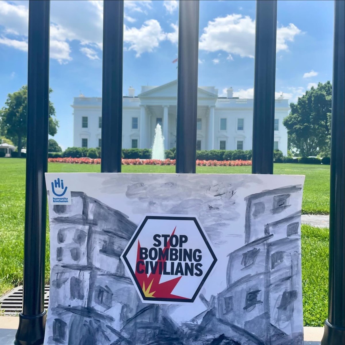 Today, members of our US team headed to the White House as part of Ceasefire Now coalition's Global Day of Action. HI has joined 250+ organizations in calling for a halt to all arms transfers & an immediate ceasefire in #Gaza. #StopSendingArms #StopBombingCivilians