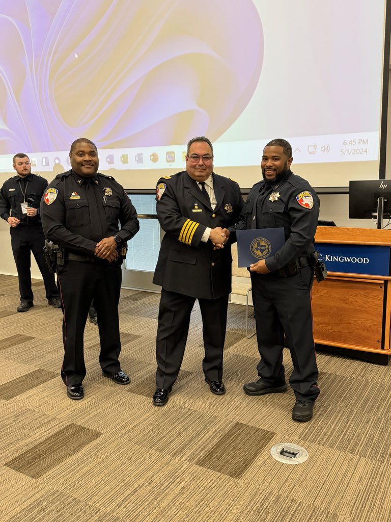 cmdrmarcharris's tweet image. Help me congratulate Officer Cardarro Reed to the @AldinePolice Department. Upon him graduating from LoneStar Police Academy last night he was sworn in by Chief Paul Cordova. #MyAldine