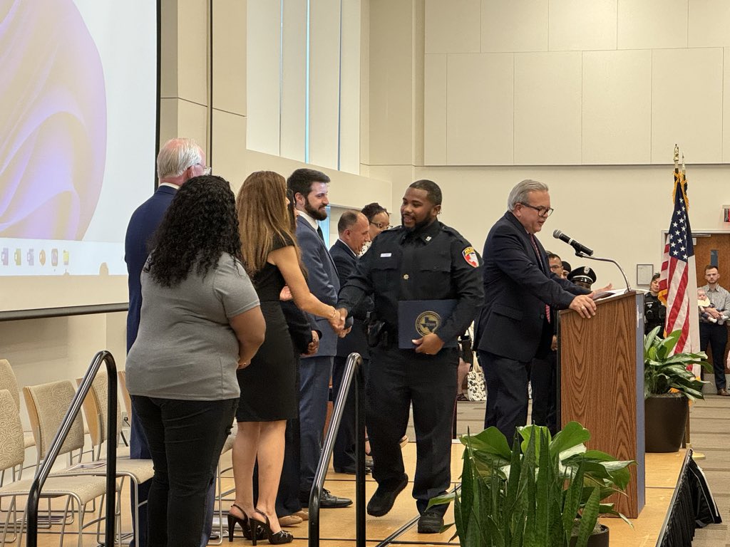 cmdrmarcharris's tweet image. Help me congratulate Officer Cardarro Reed to the @AldinePolice Department. Upon him graduating from LoneStar Police Academy last night he was sworn in by Chief Paul Cordova. #MyAldine