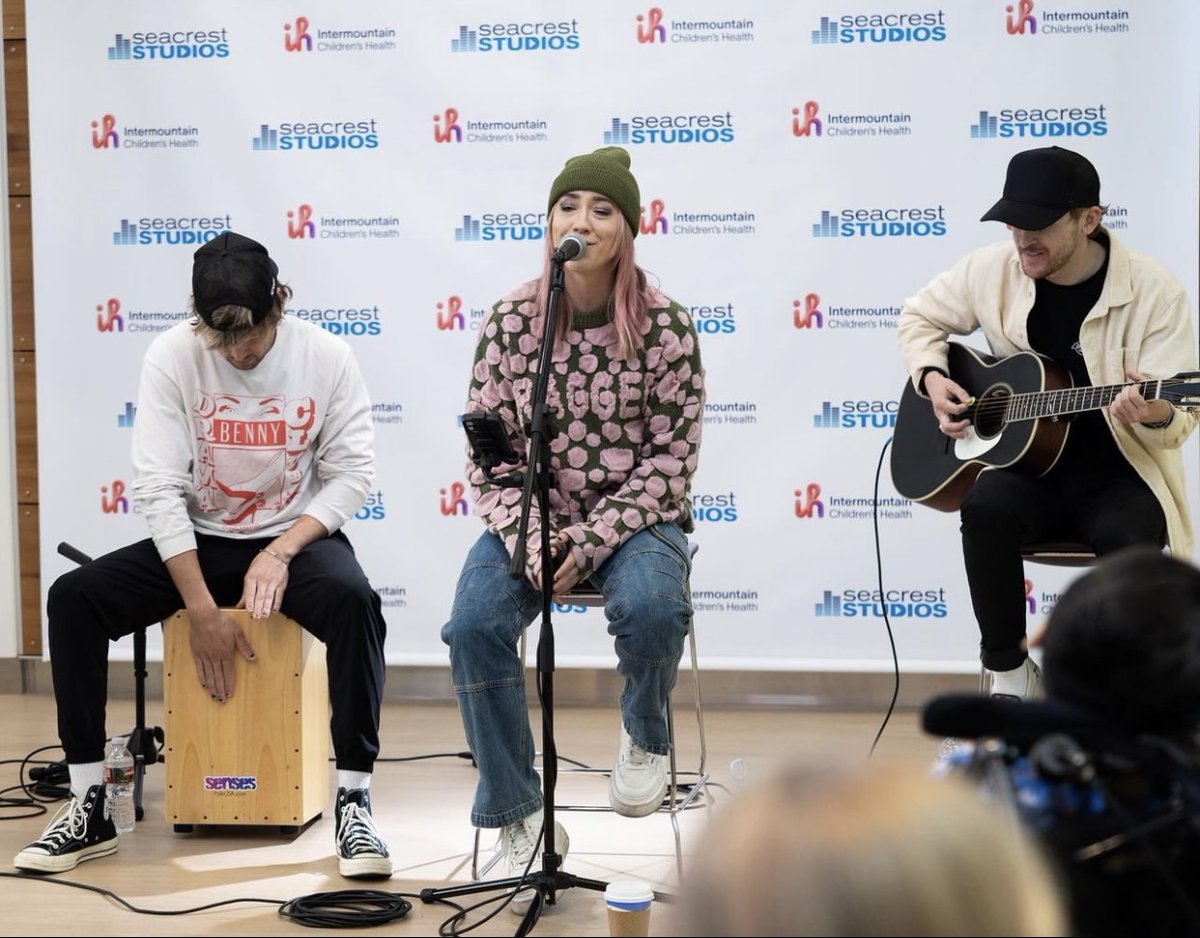 🌸 @sensestheband had the pleasure of meeting the patients at @primarychildren and @bostonchildrens while on tour! Thank you @ryanfoundation for having us!