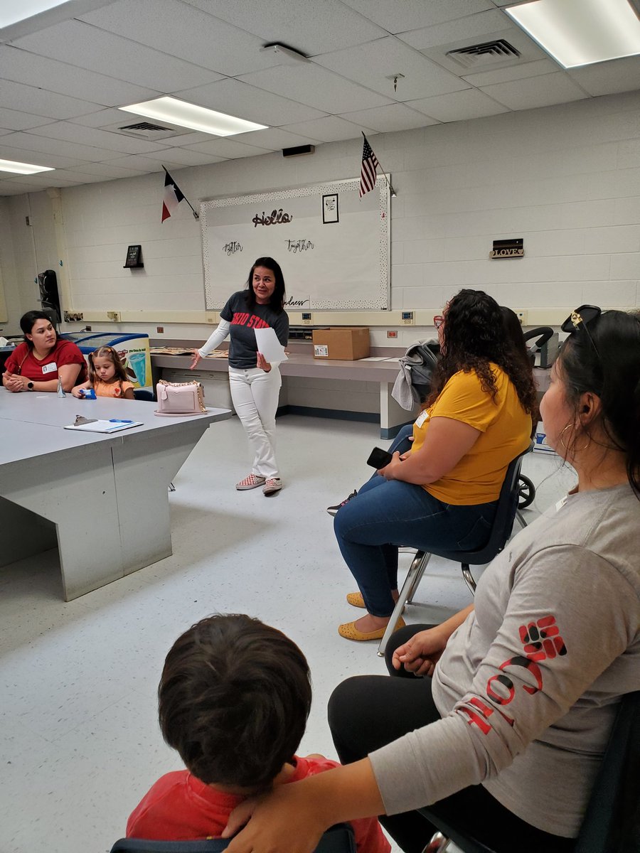 Volunteer meeting today share ideas, plan upcoming events, and collaborate on projects with our fantastic Roadrunner Ms Gasca, Parent Liaison. Beep! Beep! #EmpoweringStudentsforExcellence @CPerales_CI #TeamSISD @SocorroISD @SISD_ES @SBaezMorale_RES @RTarango_ADM