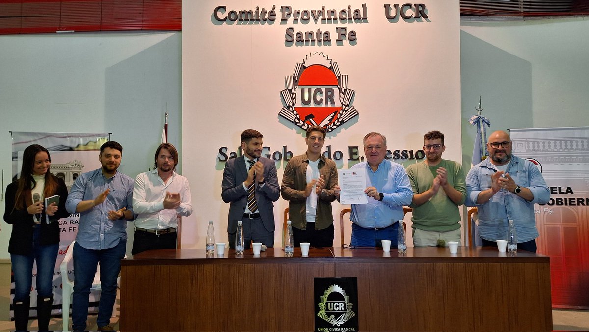 ESCUELA DE GOBIERNO EN MARCHA ✅ 📚

El día martes fue muy especial para el radicalismo santafesino, junto a la <a href="/jrprovinciasf/">JR Santa Fe</a> hemos tomado la iniciativa de avanzar en la Escuela de Gobierno, un espacio para capacitar y preparar a nuestros jovenes (+)