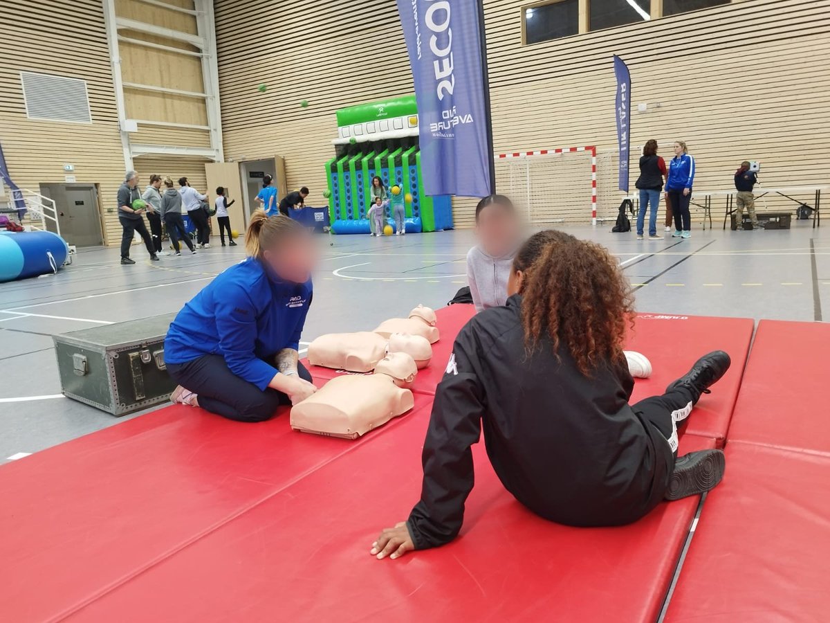 [#Prox] Aujourd'hui le #Prox était à @Angers aux côtés de l'association de #policiers angevins 'Changer le regard'. Au total, plus de 300 #jeunes à cette journée de rapprochement #PolicePopulation, au cœur du #quartier #Monplaisir. Étaient également présents à cette journée, la…