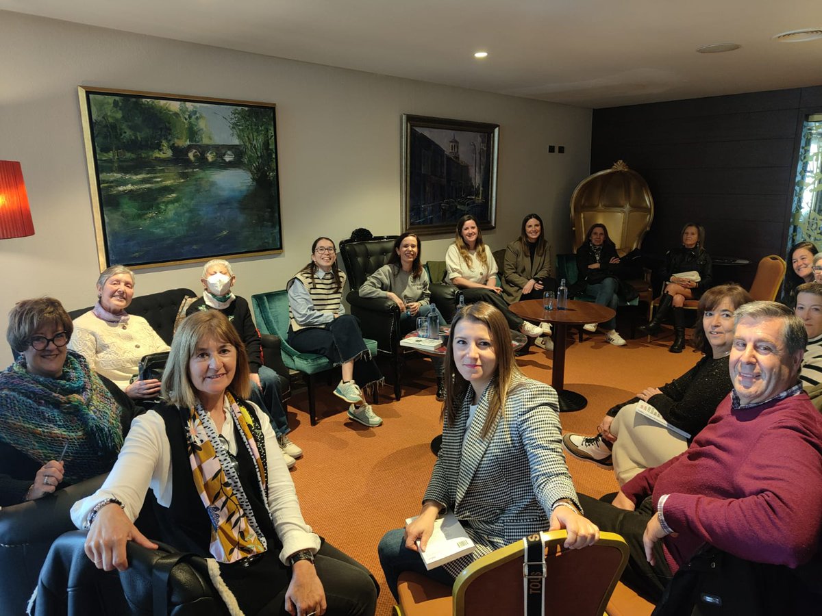 Rábade es un pueblo de 1.500 habitantes a unos 15 km de Lugo. Tiene un club de lectura capitaneado por Andrea, que tiene 26 años y es pianista. Y hasta aquí llegó la historia de Manolo y Juli y hasta aquí vine para conversar con ellos. Gracias infinitas