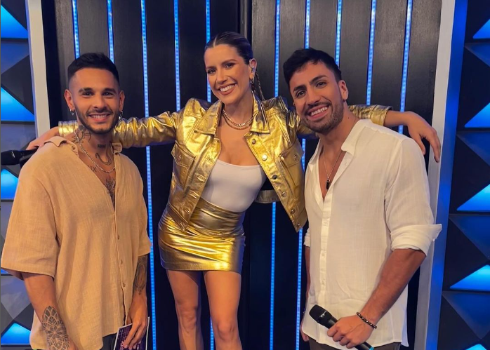 Ya se está grabando #BienvenidosAGanar nueva temporada con @laufer4 a la cabeza para las noches de elnueve desde el 13/5.
El ciclo mantiene su formato de duelos de canto e imitación, y se suma baile. @HernanDrago1 continúa, pero Ángela Leiva se fue. En su lugar está @cokiramirez