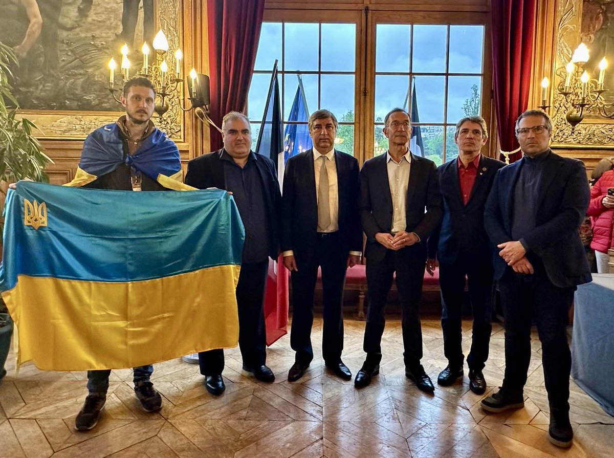 Vernissage en mairie du #19e de la magnifique exposition photographique franco-ukrainienne « Les voix de la liberté » ! À voir jusqu’au 16 mai sur les grilles du Parc des Buttes Chaumont ! #StandWithUkraine #Paris #SlavaUkraini @union_ukr_fr @Paris @MdCA75019 @Paris19e 🇺🇦🇪🇺🇫🇷