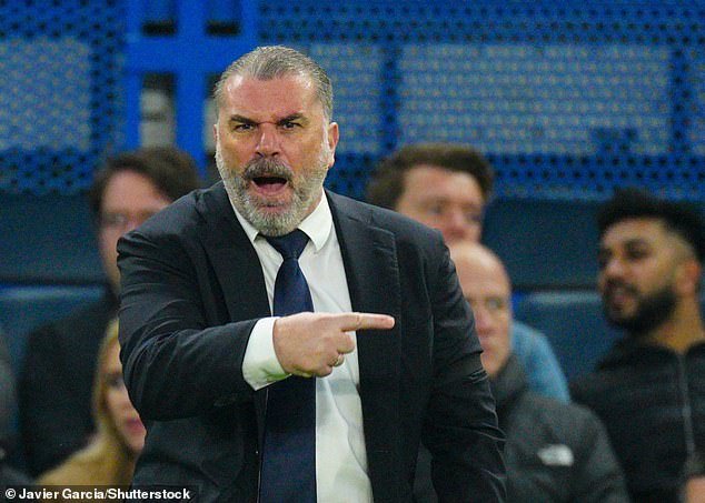 Breaking:  Ange Postecoglou LOSES IT at his players in dismal first half against Chelsea… as Karen Carney says she’s never seen the Tottenham boss so frustrated on the touchline nybreaking.com/ange-postecogl… #Ange #AngePostecoglou #boss