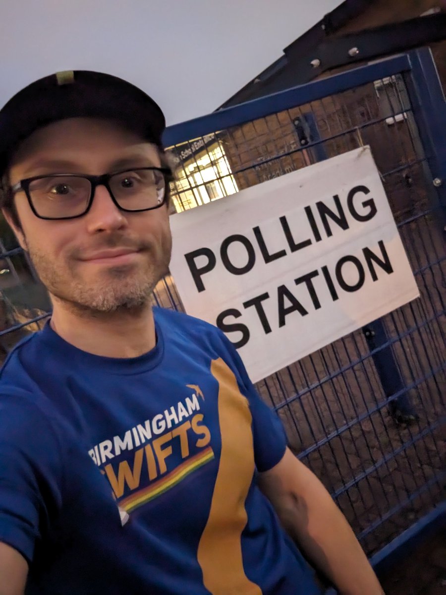 old dog at polling station (cutting it a bit fine). Fingers crossed for a red cleansweep in the West Midlands 🌹🤞